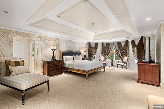 168 Vaccaro Dr, Cresskill NJ 07626-1761 exterior