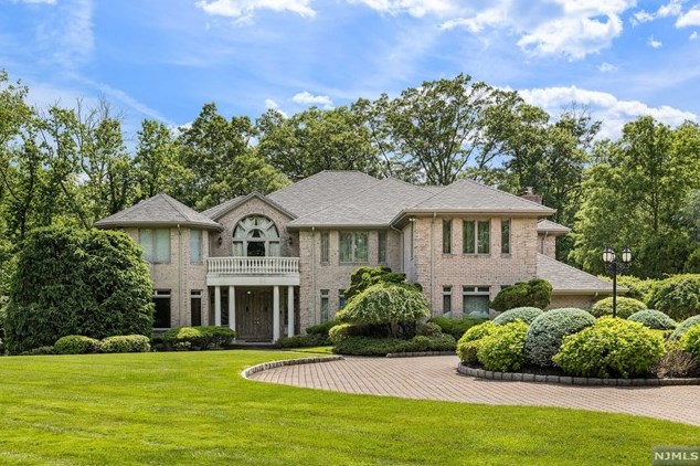 168 Vaccaro Dr, Cresskill, NJ 07626-1740