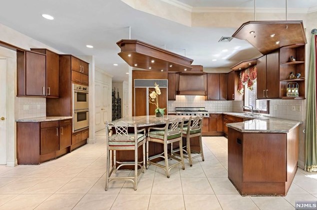 168 Vaccaro Dr, Cresskill NJ 07626-1761 exterior