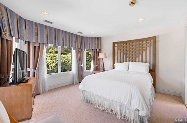 168 Vaccaro Dr, Cresskill NJ 07626-1761 exterior