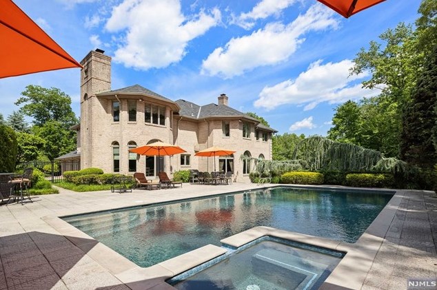 168 Vaccaro Dr, Cresskill NJ 07626-1761 exterior