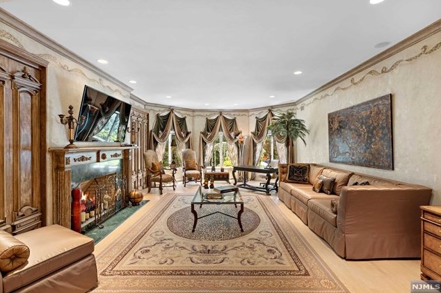 168 Vaccaro Dr, Cresskill NJ 07626-1761 exterior