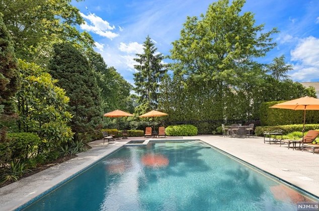 168 Vaccaro Dr, Cresskill NJ 07626-1761 exterior