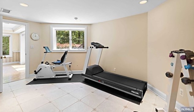 168 Vaccaro Dr, Cresskill NJ 07626-1761 exterior