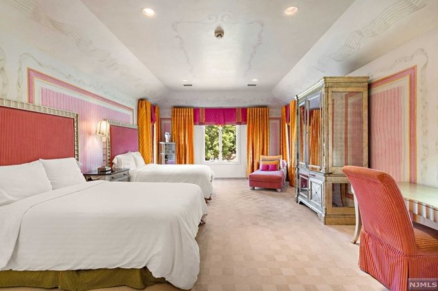 168 Vaccaro Dr, Cresskill NJ 07626-1761 exterior