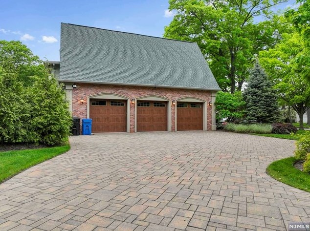 100 Nichols Dr, Paramus, NJ 07652