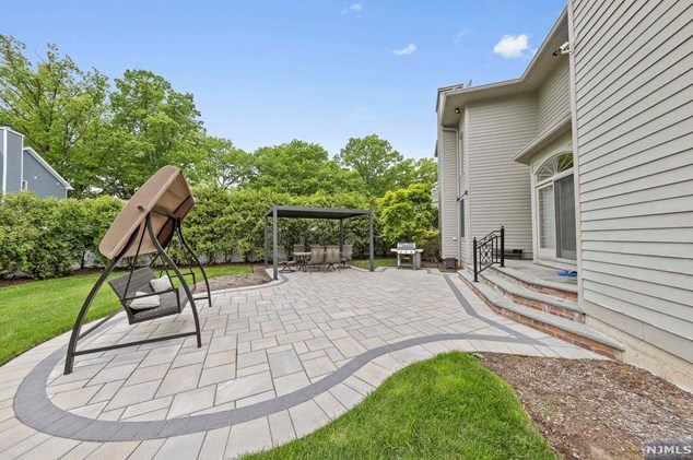 100 Nichols Dr, Paramus NJ  07652-3741 exterior