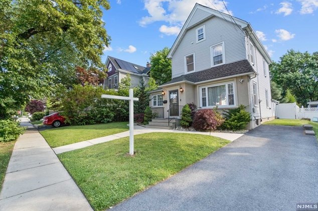158 Washington Pl, Hasbrouck Heights, NJ 07604