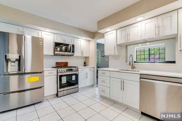 3 Avon Ct, Chatham Township NJ exterior