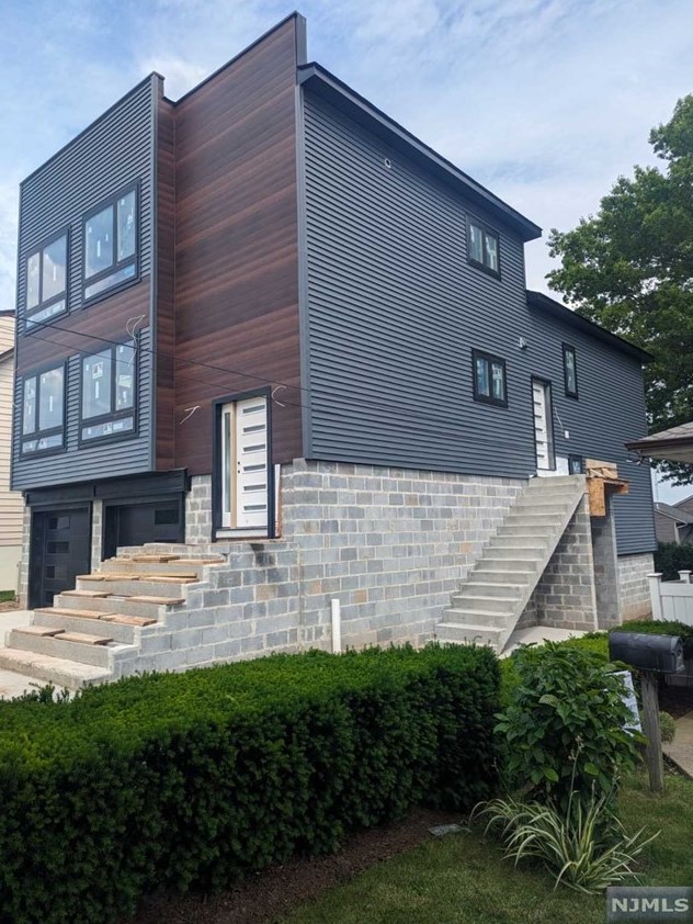 270 Lafayette Ave, Lyndhurst, NJ 07071-1305