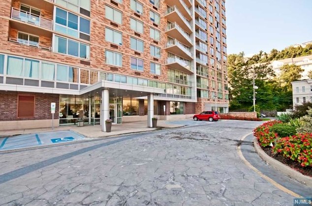 716 Hudson Park, Edgewater NJ  07020-1498 exterior