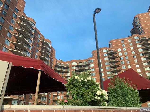 626 Harmon Cove Tower, Secaucus, NJ 07094