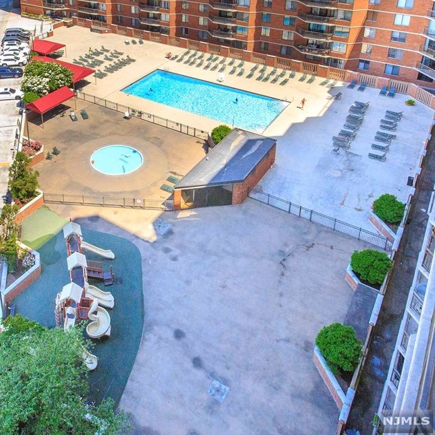 626 Harmon Cove Tower, Secaucus NJ 07094-1733 exterior