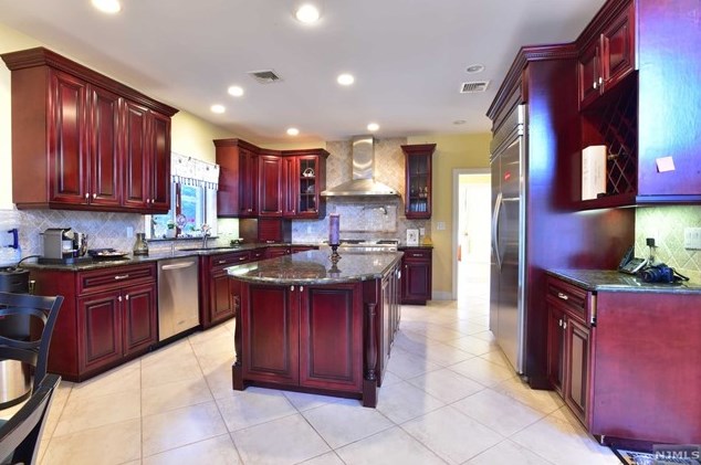 1077 Briar Way, West Fort Lee NJ 07024-6445 exterior