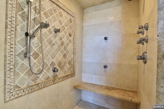 1077 Briar Way, West Fort Lee NJ 07024-6445 exterior