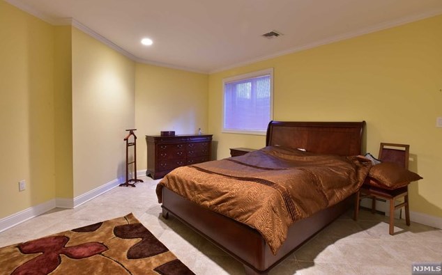 1077 Briar Way, West Fort Lee NJ 07024-6445 exterior