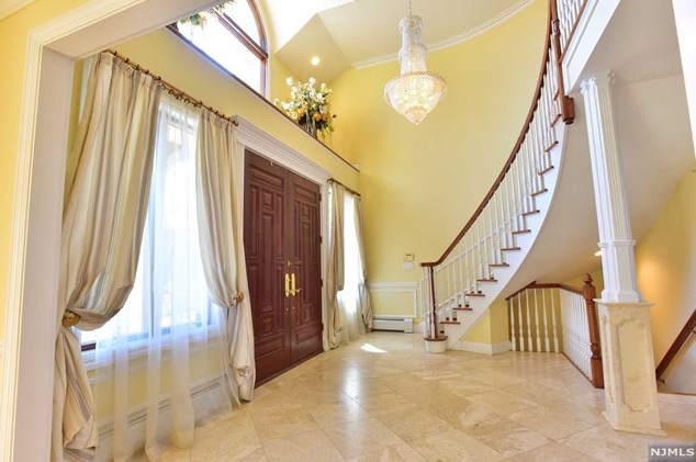 1077 Briar Way, West Fort Lee NJ 07024-6445 exterior