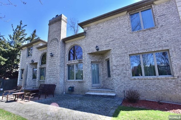 1077 Briar Way, West Fort Lee NJ 07024-6445 exterior