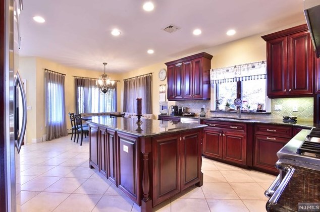 1077 Briar Way, West Fort Lee NJ 07024-6445 exterior