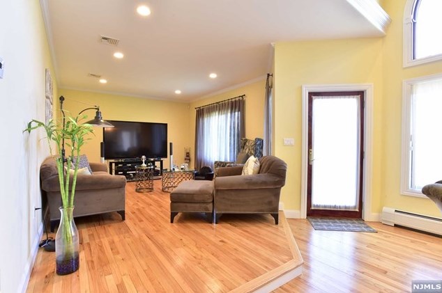 1077 Briar Way, West Fort Lee NJ 07024-6445 exterior