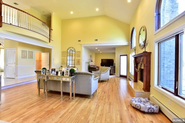 1077 Briar Way, West Fort Lee NJ 07024-6445 exterior