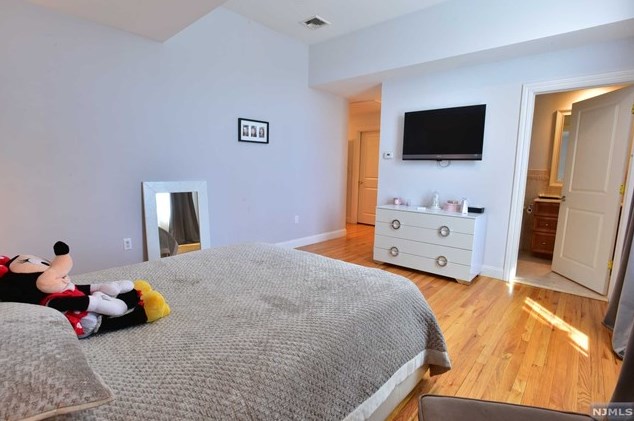 1077 Briar Way, West Fort Lee NJ 07024-6445 exterior