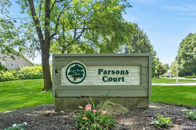 20 Parsons Ct, Mahwah, NJ 07430-2018