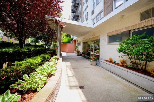 2160 Center Ave #2f, West Fort Lee, NJ 07024