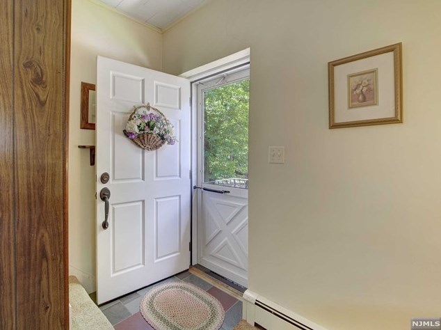 1 Yvonne St, Waldwick, NJ 07463-1359