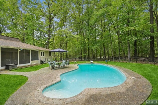 18 Ellsworth Ter, Montvale NJ 07645-2010 exterior