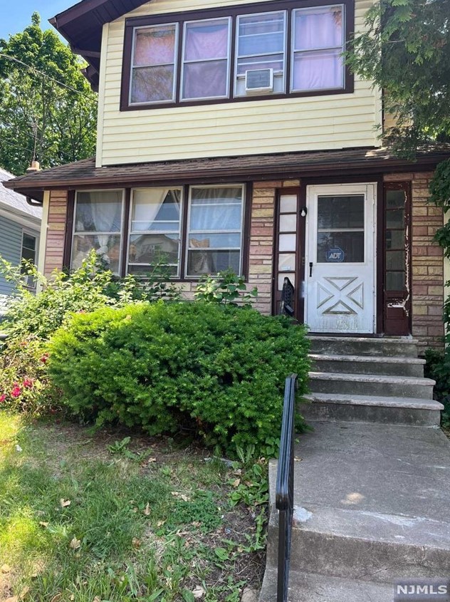 94 Howard St, Irvington, NJ 07111-3417