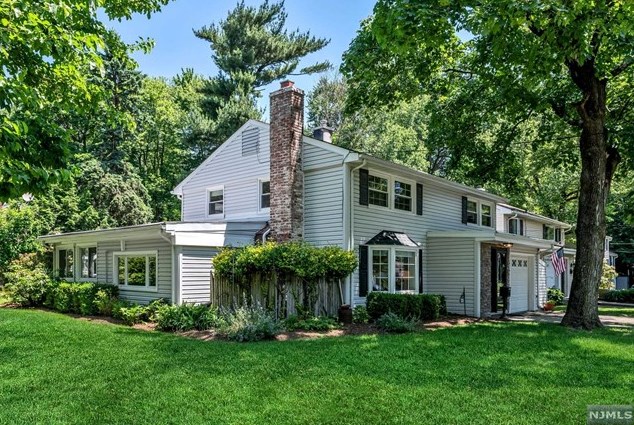 33 Donald Pl, Waldwick, NJ 07463-2304