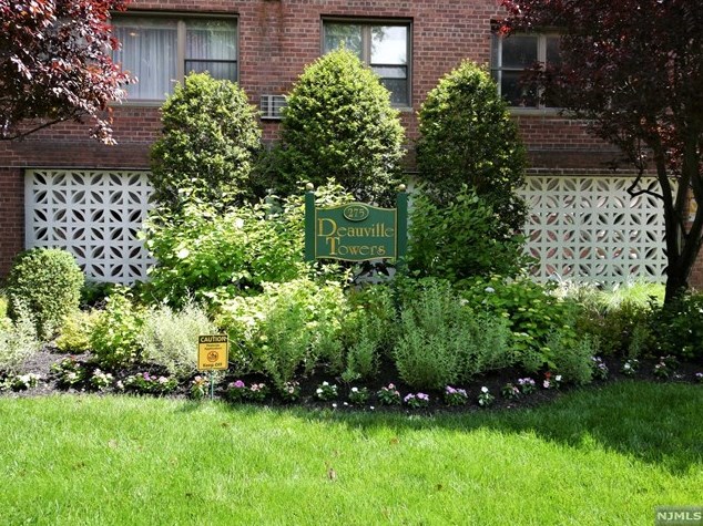 275 Hoym St, West Fort Lee NJ  07024-5646 exterior