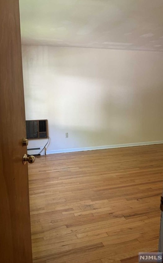 479 Oak St, Ridgefield, NJ 07657-2729