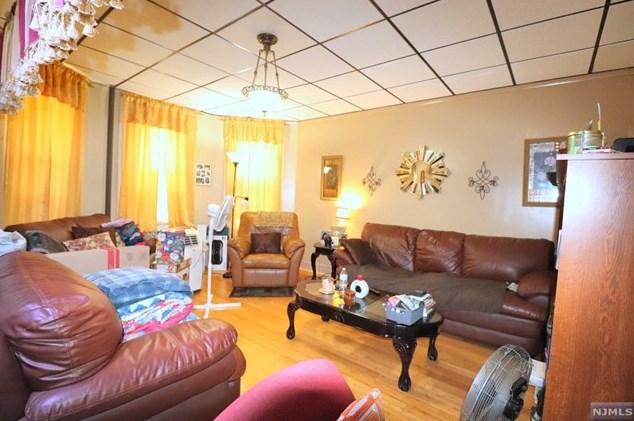 214 N 5th St, Newark, NJ 07107