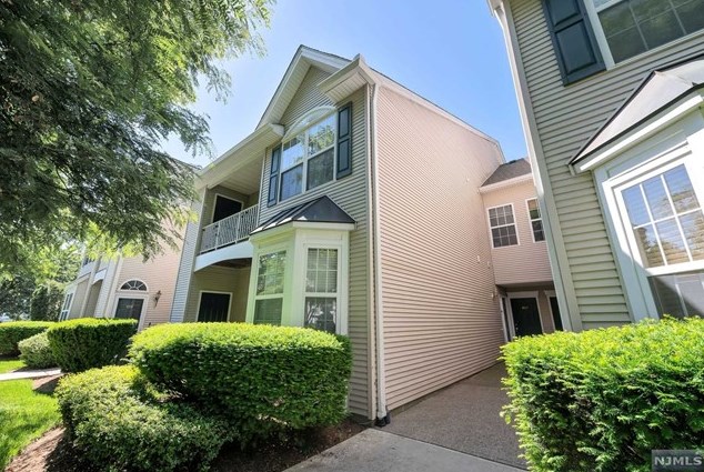 490 Cambridge Dr, Kinnelon, NJ 07405