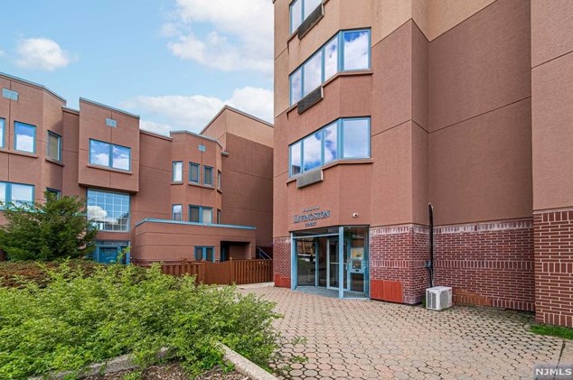 302 Livingston Ct, Edgewater NJ  07020-1611 exterior