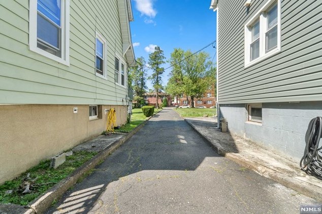 187 Ft Lee Rd, Teaneck NJ 07666-3209 exterior