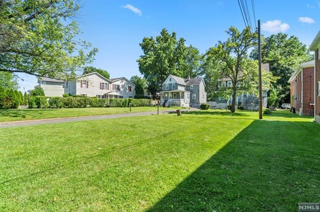 187 Ft Lee Rd, Teaneck NJ 07666-3209 exterior