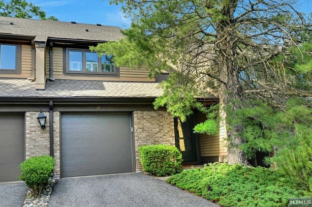 17 Sandburg Ct, Mahwah, NJ 07430