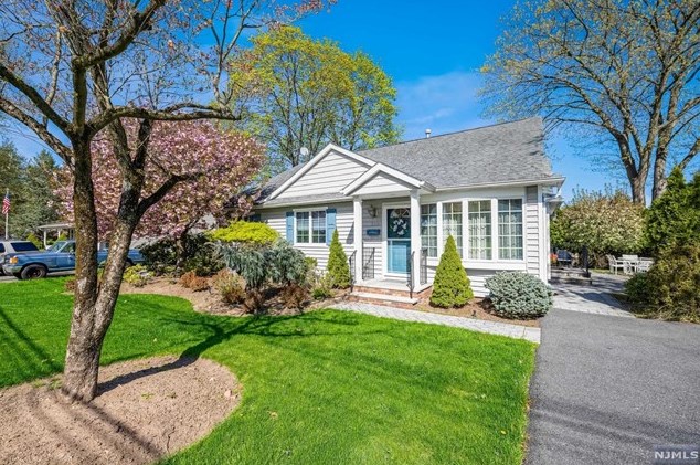 330 Brookside Ave, Cresskill, NJ 07626-1104