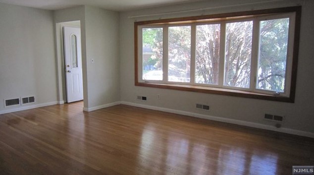 1058 Harvard Pl, West Fort Lee, NJ 07024-1630