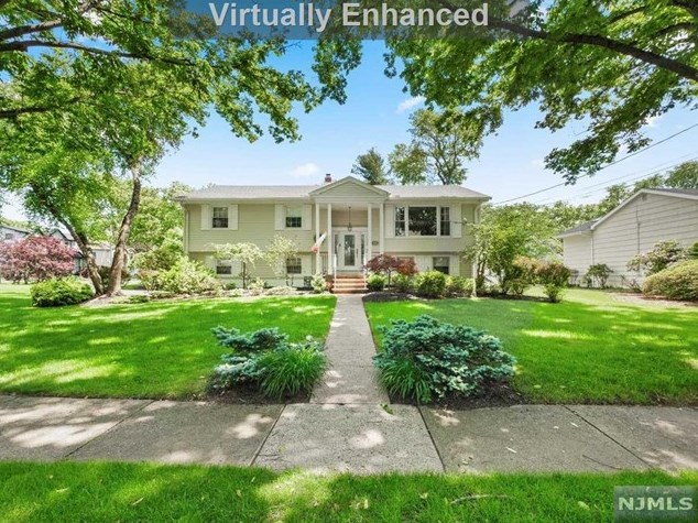 440 Yuhas Dr, Paramus, NJ 07652