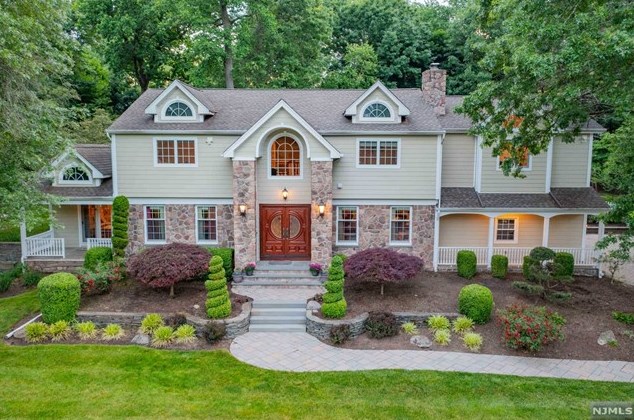 19 Beaver Dam Rd, Upper Saddle River, NJ 07458-1512