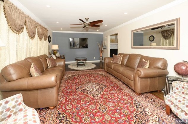 22 Parkview Ave, Elmwood Park, NJ 07407-1824