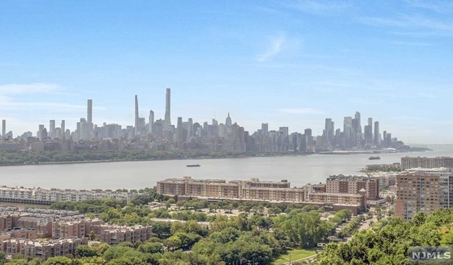 320 Adolphus Ave, Cliffside Park NJ  07010-2704 exterior