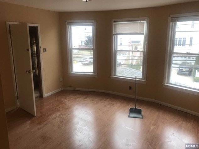 4 Manor Ave, East Newark, NJ 07029-1904