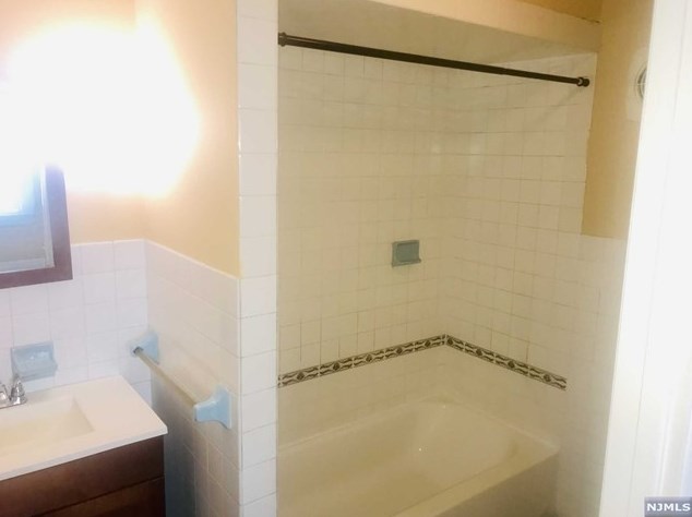 4 Manor Ave, East Newark NJ 07029-1904 exterior