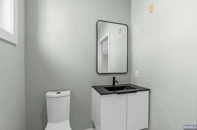 2021 Jones Rd, West Fort Lee NJ  07024-2910 exterior