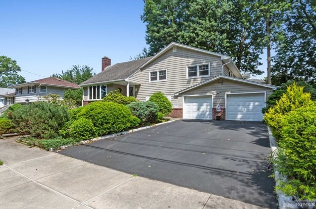 18 Pyle St, Oradell, NJ 07649